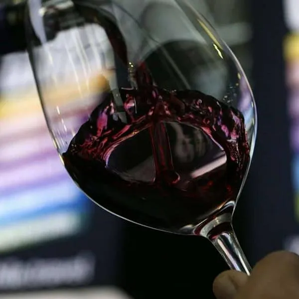 ¿Por qué algunas personas tienen dolor de cabeza cuando beben vino tinto?