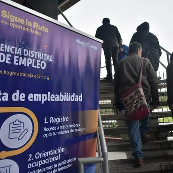 Personas en feria de empleo. En relación con vacantes en Bogotá.