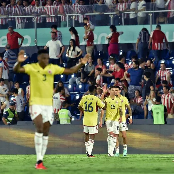 Escena del partido Paraguay vs. Colombia en el estadio Defensores del Chaco de Asunción, donde se oyeron gritos de "fuera, Petro".
