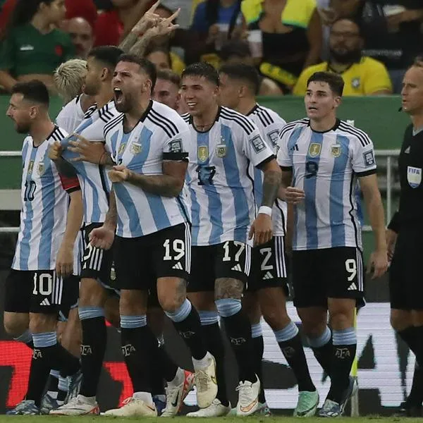 Nicolás Otamendi (c) de Argentina celebra su gol hoy, en un partido de las eliminatorias para la Copa Mundo de Fútbol de 2026 entre Brasil y Argentina en el estadio Maracaná en Río de Janeiro (Brasil) 