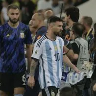 Lionel Messi Argentina sale del campo debido a disturbios entre hinchas hoy, en un partido de las eliminatorias para la Copa Mundo de Fútbol de 2026 entre Brasil y Argentina en el estadio Maracaná en Río de Janeiro (Brasil).