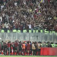 Jugadores de Venezuela celebran con los hinchas hoy, al final de un partido de las eliminatorias ante Perú para la Copa Mundo de Fútbol de 2026 en el estadio Nacional en Lima (Perú).