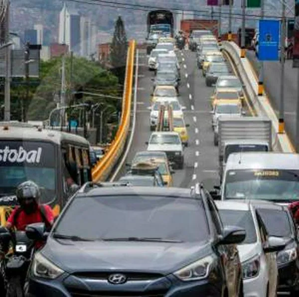 Motos y carros en Medellín que no pueden salir hoy miércoles por pico y placa