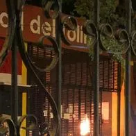 Encapuchados le prendieron fuego a la puerta de ingreso de la Universidad del Tolima en medio de la conmemoración del paro nacional de 2021.