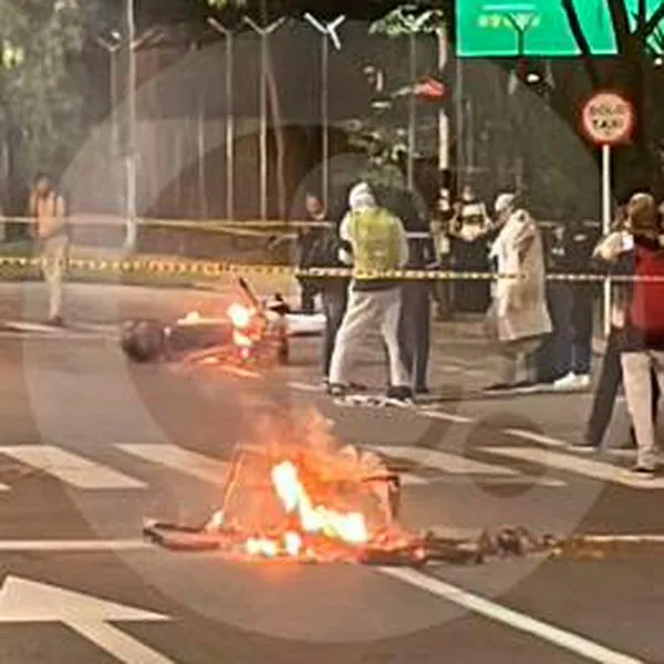 Encapuchados en Medellín quemaron una moto de las autoridades de tránsito en medio de protestas.