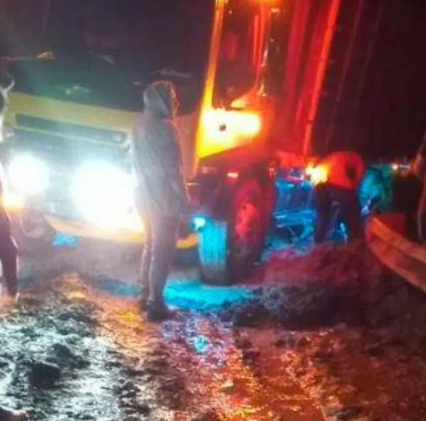 Accidente que ocasionó que mujer se bajara de carro para estirar las piernas y cayera en abismo.