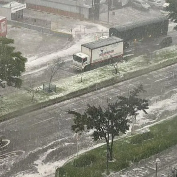 Al mediodía de este miércoles 22 de noviembre se registró una fuerte granizada en varios sectores de Bogotá, la cual generó trancones.