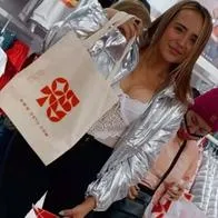 Foto de mujer de compras, en nota de Almacenes Only, Ostu, Único y más sitios baratos para compras de Navidad; productos desde $ 3.000