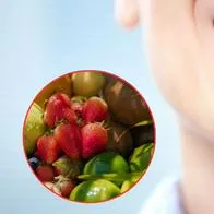 5 alimentos que pueden blanquear los dientes de forma natural 
