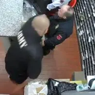 Foto de agresión a vigilante, en nota de que exponen a vecino en Facatativá que casi linchan cuando golpeó a celador: video mostró qué pasó