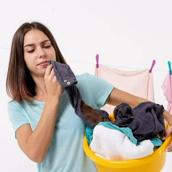 Cómo eliminar el mal olor de la ropa con una sola lavada.
