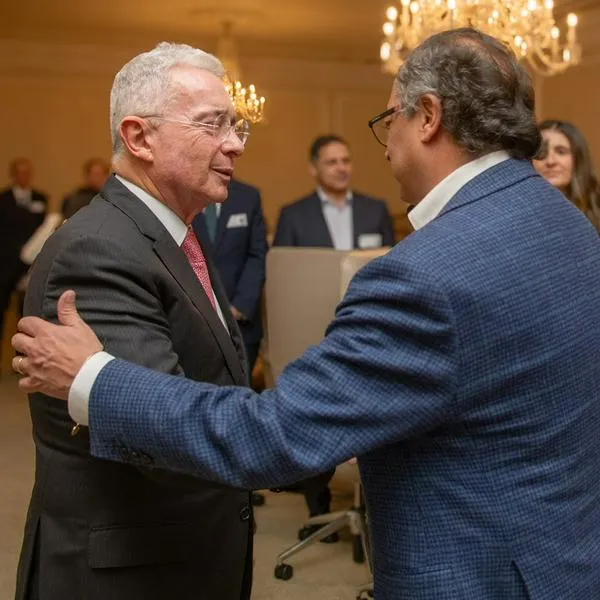 El expresidente Álvaro Uribe y el presidente Gustavo Petro, en reunión en la Casa de Nariño.