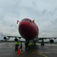 Primer avión de la aerolínea suiza Edelweiss en el aeropuerto El Dorado de Bogotá, este 22 de noviembre de 2023.
