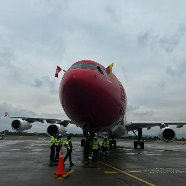 Primer avión de la aerolínea suiza Edelweiss en el aeropuerto El Dorado de Bogotá, este 22 de noviembre de 2023.