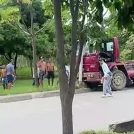 En Barranquilla, camión provocó accidente y murió menor; destruyeron el vehículo