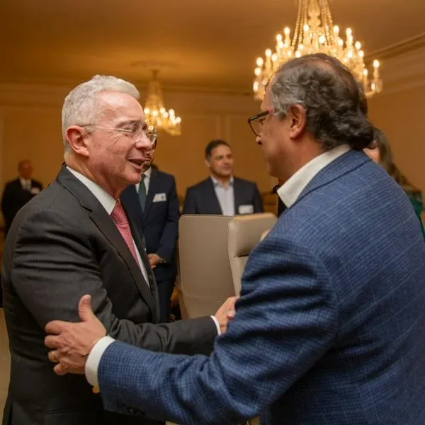 El expresidente Álvaro Uribe y el presidente Gustavo Petro, reunidos por la reforma a la salud.