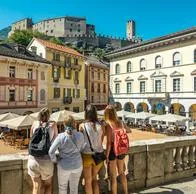 Foto de Bellinzona, la Piazza Collegiata, a propósito de la situación de la vivienda en Suiza.