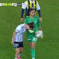 Jugadora se fue de viva y marcó inusual gol en fútbol femenino; ¿debían anularlo?