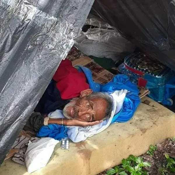 Abuelito abandonado en un parque de Ibagué necesita atención, duerme en un cambuche.