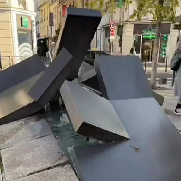 "Una obra inspirada en la carrera 15": bogotano en París, por monumento de andén levantado.