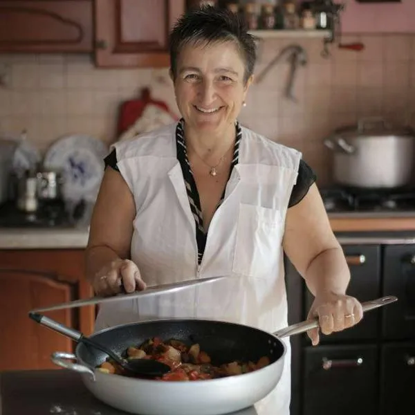 Foto de mujer en cocina, en nota de que en Air fryer en Colombia: Groupe SEB, dueño de Imusa, Tfal y Krups, anunció nueva línea para hogares
