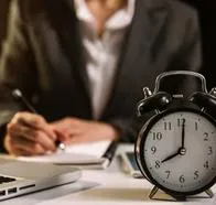 Reducción laboral en Colombia: 61,2 % empresas ya implementaron la ley del Gobierno de Gustavo Petro. Quedan muchas que siguen trabajando 48 horas.