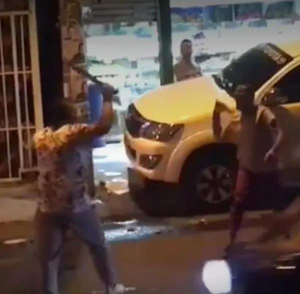 Video: Hombres se enfrentan "a machete" en plena vía pública de Cali