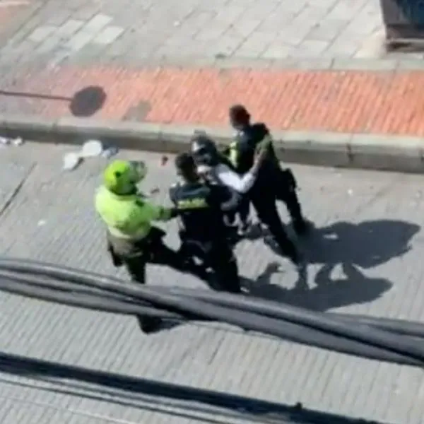 Policía de Bogotá habría agredido a hombre por reclamarles que iban en contravía