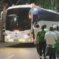 Bus de Millonarios llegando al estadio Atanasio Girardot para la final de Copa BetPlay con Atlético Nacional.