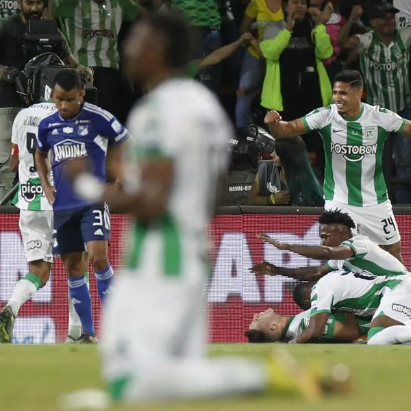 Jugadores de Nacional celebran un gol de Juan Felipe Aguirre contra Millonarios hoy, en la final de la Copa Colombia en el estadio Atanasio Girardot en Medellín (Colombia).