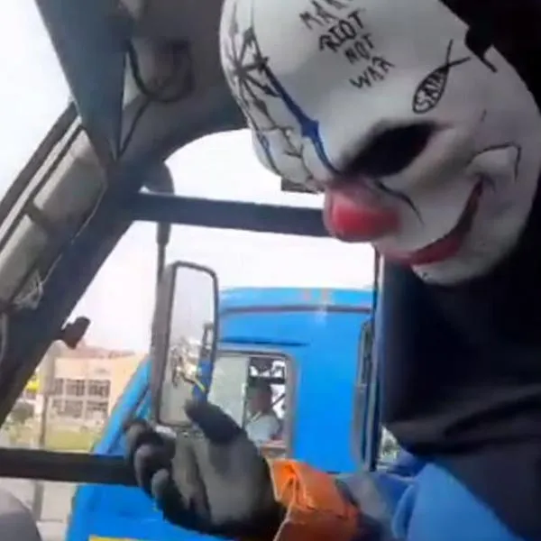 Encapuchado con máscara de payaso que se robó un bus del SITP en el sur de Bogotá. Lo chocó contra camioneta luego de manejarlo