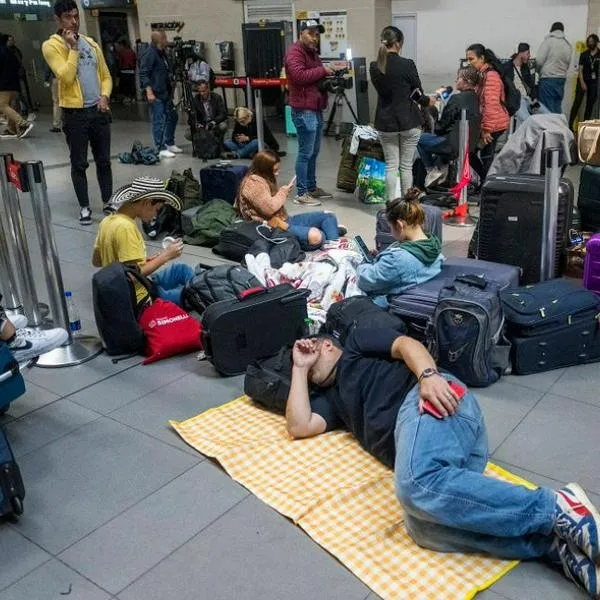 Foto de viajeros en el aeropuerto El Dorado, por demoras en vuelos