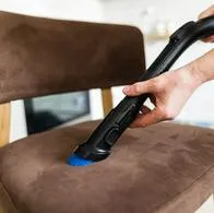 Limpiar las sillas de tela puede ser una tarea dispendiosa, pero con estos trucos podrá quitar toda la suciedad de estos elementos del hogar.