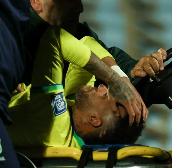 Neymar aparece en video llorando por recuperación después de lesión de ligamentos.