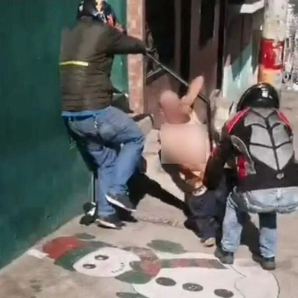 Momento en el que dos motociclistas ven a un ladrón tratando de robar una casa, lo golpean y dejan sin ropa