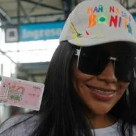 Foto de fanática con homenaje a Karol G, en nota de Metro de Medellín por la cantante lanzó tarjeta conmemorativa por conciertos y dijo cuándo vale.