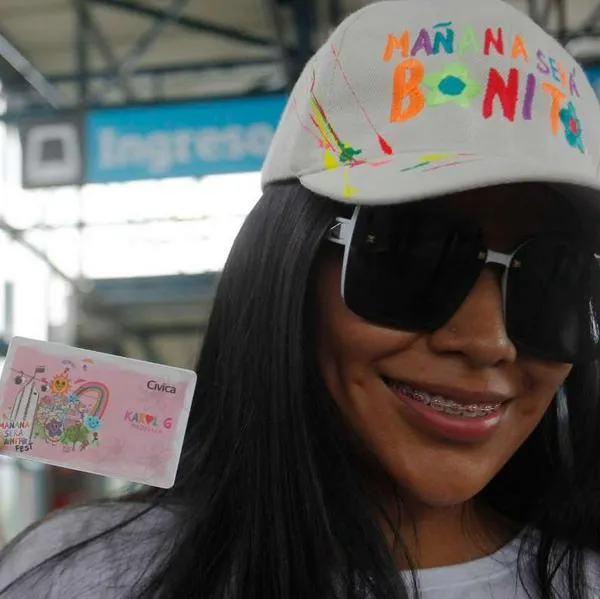 Foto de fanática con homenaje a Karol G, en nota de Metro de Medellín por la cantante lanzó tarjeta conmemorativa por conciertos y dijo cuándo vale.