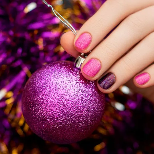 Estilos de decoración de uñas para Navidad y colores que están de moda.