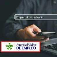 Persona buscando empleo sin experiencia y de fondo el logo de la Agencia Pública de Empleo del SENA