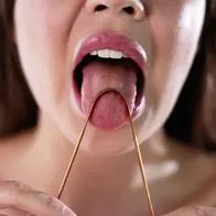 La lengua se pone blanca por la mala higiene oral, pero expertos confirmaron que la mala alimentación y el consumo de bebidas alcohólicas lo incrementa.