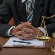 La tarjeta profesional de abogado en Colombia puede ayudarle a los clientes conocer si la persona es titulado o si tiene antecedes disciplinarios.