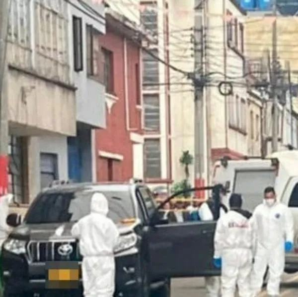 Sicariato en Bogotá: hombre fue asesinado cuando se movilizaba en su camioneta Toyota color negra. Dos hombres en moto le dispararon. 