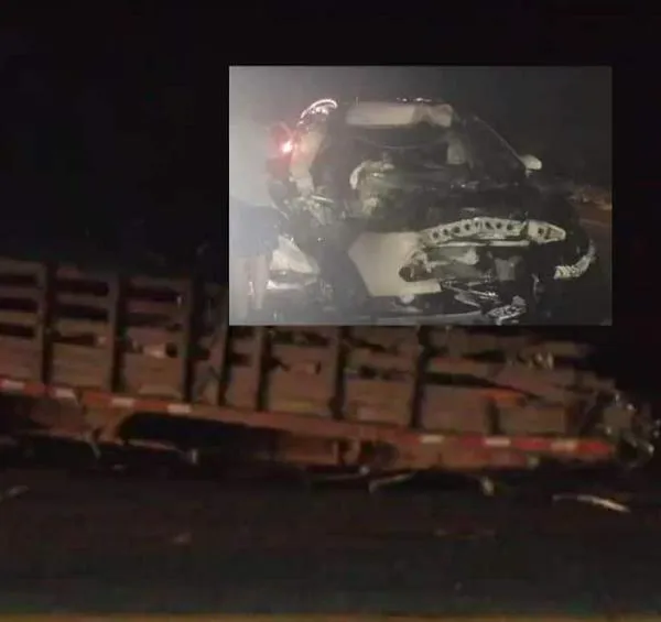 En Valle del Cauca, en la vía de Palmira-Candelario, una pareja perdió la vida luego de estrellarse en camioneta contra un camión.