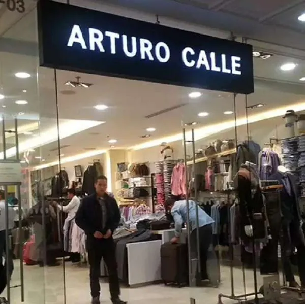 Foto de tienda de Arturo Calle, en nota de que esa compañía dio adelanto exclusivo para Navidad con tendencias para mujeres, hombres y niños