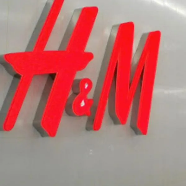 Foto de local de H&M, que tendrá que pagar más a trabajadores por salario mínimo en Bangladesh
