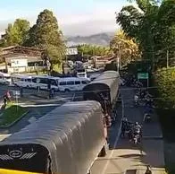 Bloqueos en vía Panamericana hoy: comunidades indígenas le pidieron al Gobierno de Colombia que cumpla con la pavimentación de la ruta El Cairo-Cajibío.
