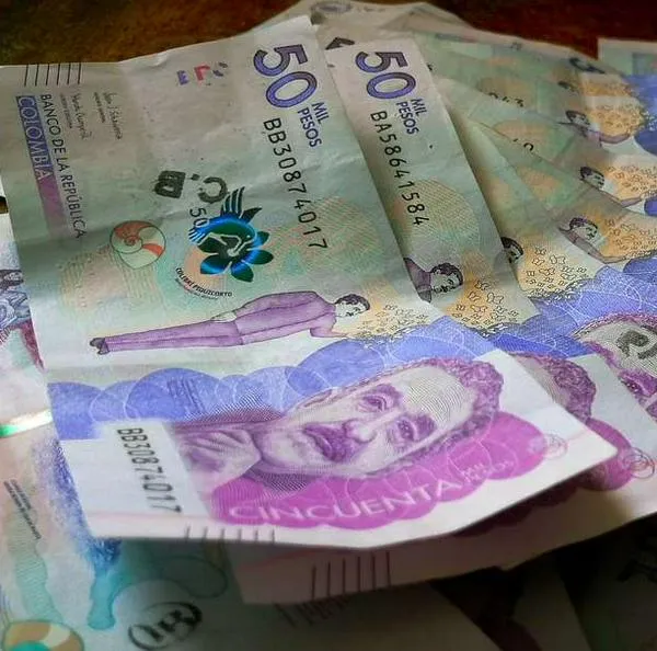 Foto de dinero colombiano, en nota de Bancolombia sobre salario mínimo de 2024 calculó cuánto podría subir, a 12 %, y en cuánto quedaría