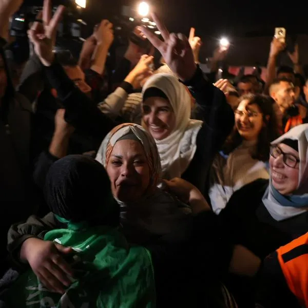 Mujeres y niños palestinos liberados por Israel durante tregua de diciembre de 2023.