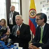 El expresidente Álvaro Uribe Vélez, en rueda de prensa tras rendir versión libre en la Fiscalía por el caso de la masacre de El Aro.