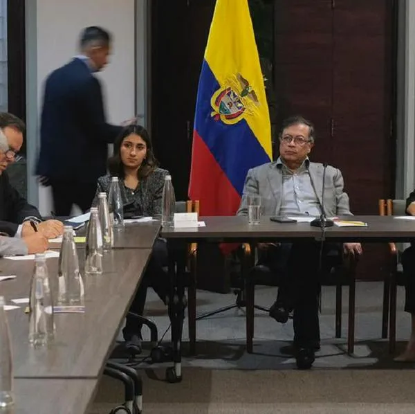 El presidente Gustavo Petro y la ex jefa de gabinete Laura Sarabia, una de las señaladas de desacato por la Corte Constitucional.
